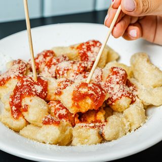 Scazzuoppoli al pomodoro (ración)