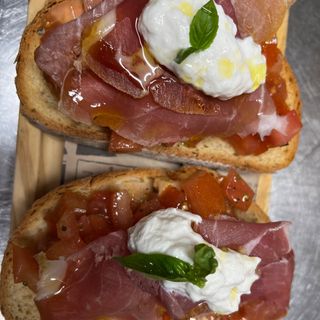 Bruschetta crudo