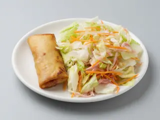 Ensalada china y rollo de primavera