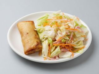 Ensalada china y rollo de primavera