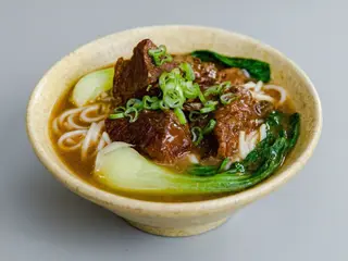 Sopa de fideos especial con ternera