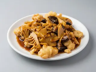 Pescado con setas chinas y bambú