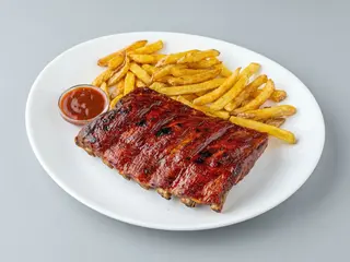 Costillas de cerdo con patatas fritas