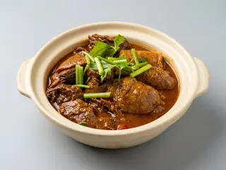 Cazuela de ternera y pollo con salsa saté