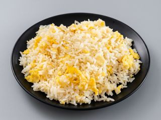 Arroz frito con huevo