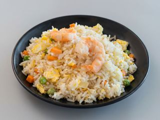 Arroz frito con gambas