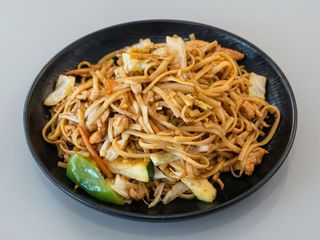 Tallarines fritos con 3 delicias
