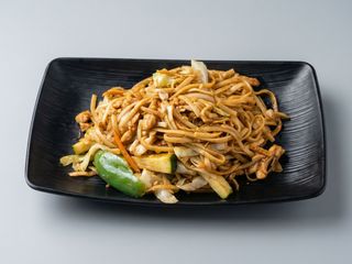 Tallarines fritos con pollo