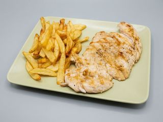 103. Filete de pollo a la plancha con patatas
