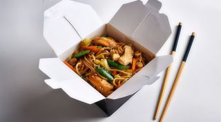 Plato de wok de verduras y pollo