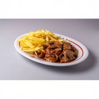 Plato de estofado de ternera con patatas fritas