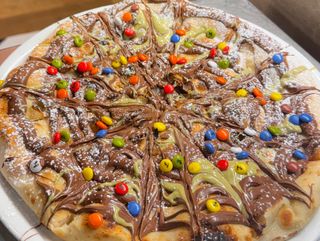 Pizza de Nutella con frutos secos (33 cm.)