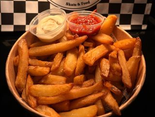 Patatas fritas clásicas caseras dos salsas.