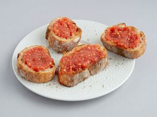 Tapa de pan con tomate