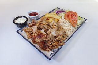 Plato doner kebap con arroz y patatas