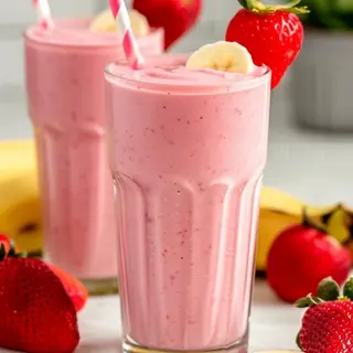 Smoothie Natural de leche, plátano y fresas