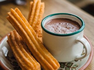 Churros con chocolate clásico