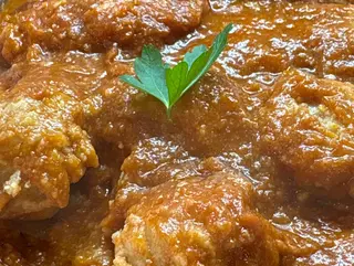 Ración de albóndigas con tomate