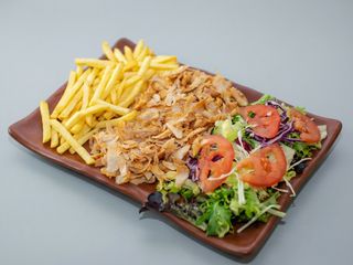Plato de kebab con patatas
