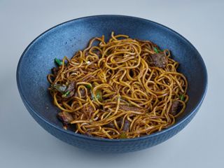 32. Espaguetis Fritos Con Ternera "Picante"