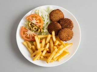 Falafel Con Patatas Fritas Y Ensalada