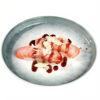 94. Nigiri de salmón flameado con pez seco (2 pzs.)