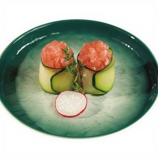 136. Gunkan de calabacín con salmón (2 pzs.)