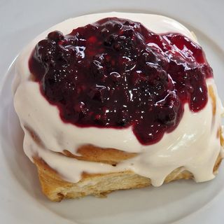 CINNAMON ROLL FRUTOS ROJOS