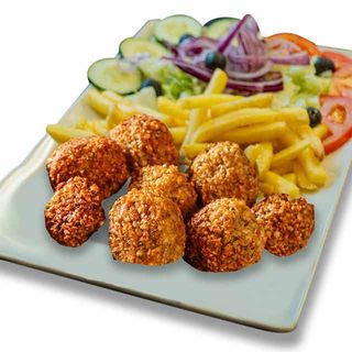 Plato con Falafel con Ensalada y Patatas 