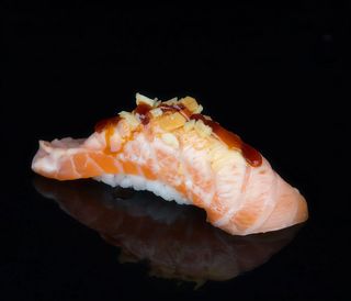 Nigiri de salmón grill (1 ud.)