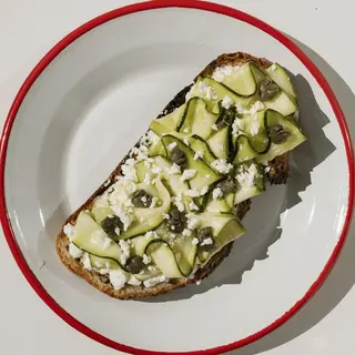 Tosta de calabacín, queso feta y alcaparras