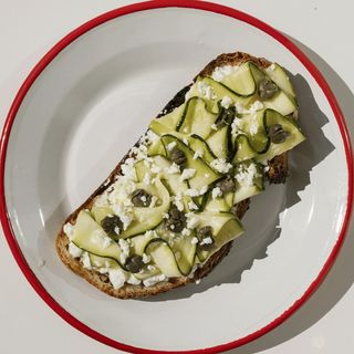 Tosta de calabacín, queso feta y alcaparras