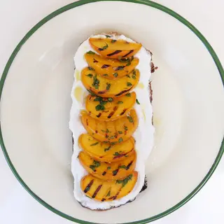 Tostada de melocotón, Queso de Cabra y Miel