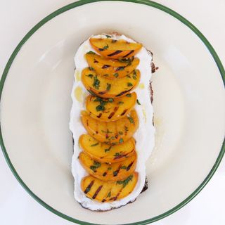 Tostada de melocotón, Queso de Cabra y Miel