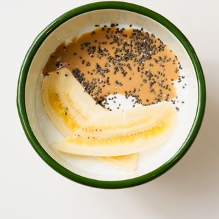 Yogur con plátano, chía y crema de cacahuete