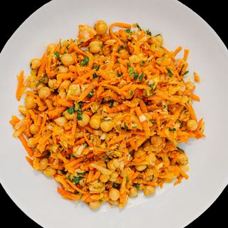 Ensalada de garbanzos, bonito y zanahoria