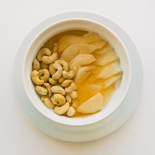 YOGUR CON PERAS, ANACARDOS Y MIEL DE ROMERO