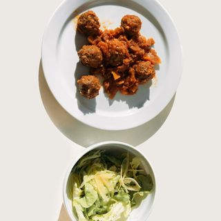 Albóndigas con ensalada