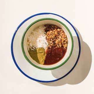 YOGUR CON PASTA DE PISTACHO Y MERMELADA DE FRESAS