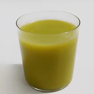 Zumo de manzana, hinojo, kiwi, limón, jengibre, y espirulina