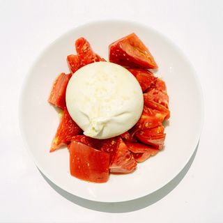 Tomate rosa con burrata