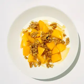 Yogur con melocotón y nueces