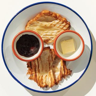 Croissant con mantequilla y mermelada
