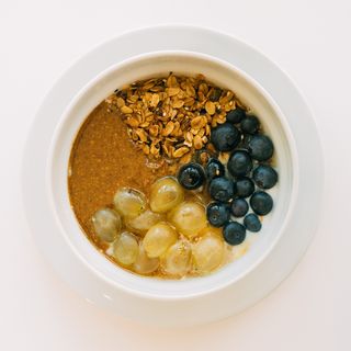 YOGUR CON UVA BLANCA, GRANOLA Y CREMA DE AVELLANA .