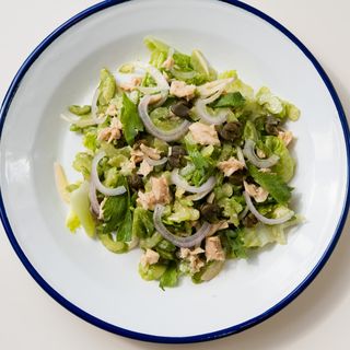 Ensalada de bonito, apio y alcaparras