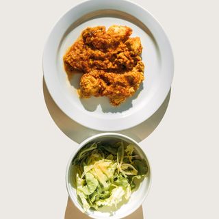 Pollo tikka massala con ensalada