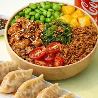 Menú poke de pollo + gyoza de carne y una coca-cola