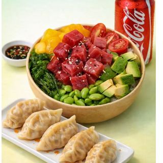 Poke atún + Gyoza de carne a la plancha más una coca-cola