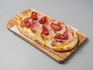 Pinsa speck e gorgonzola