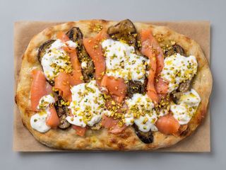 Pinsa salmone e zucchine